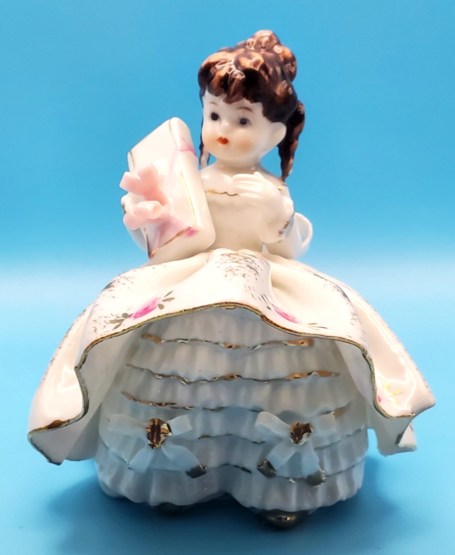 VINTAGE GEO Z. LEFTON PORCELAIN BLOOMER GIRL FIGURINE WITH PRESENT🌺
