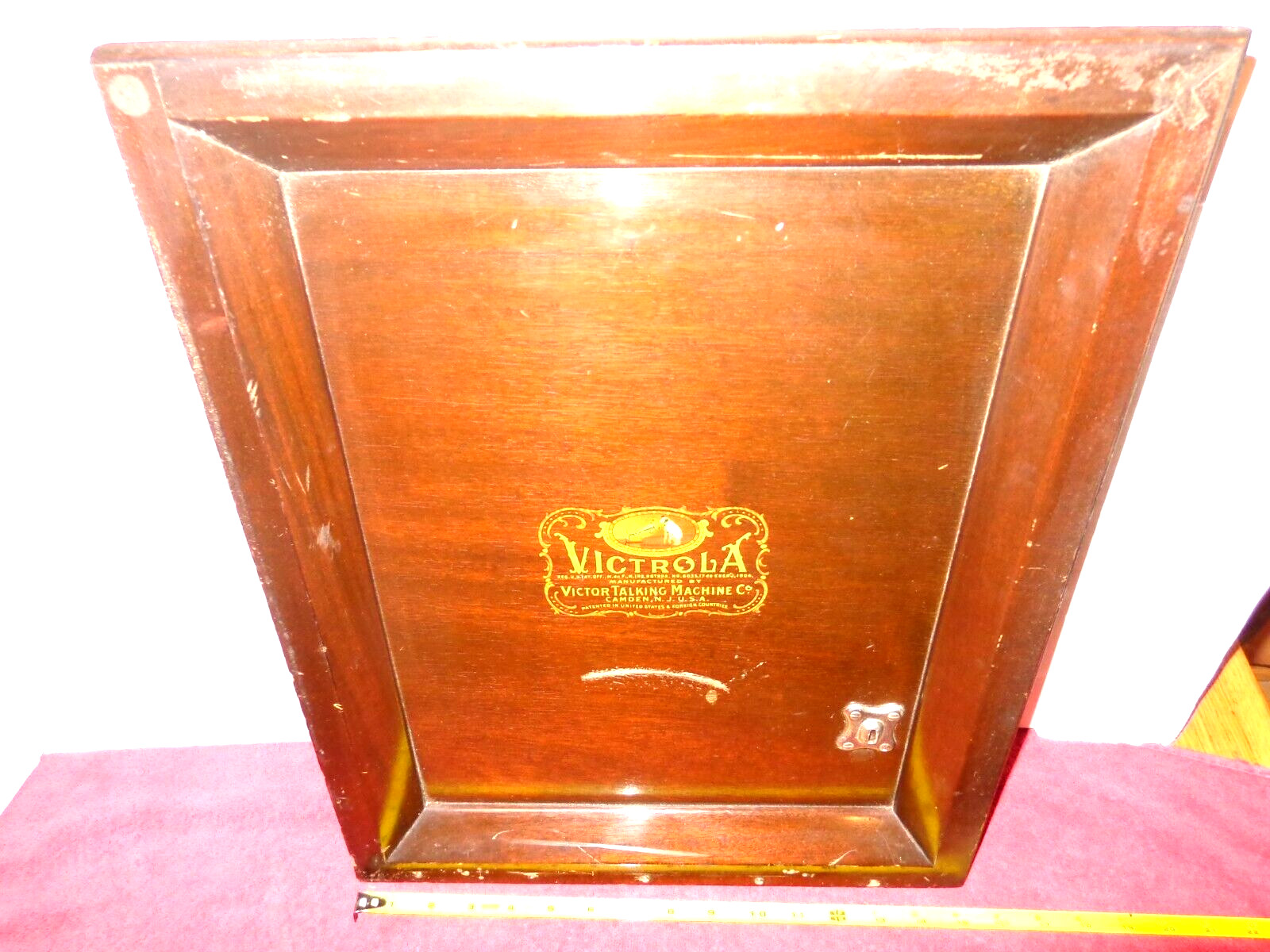 VICTOR TALKING MACHINE CO. ADV. SIGN ON VICTROLA WOODEN DOOR 15 x 19 in - L 229