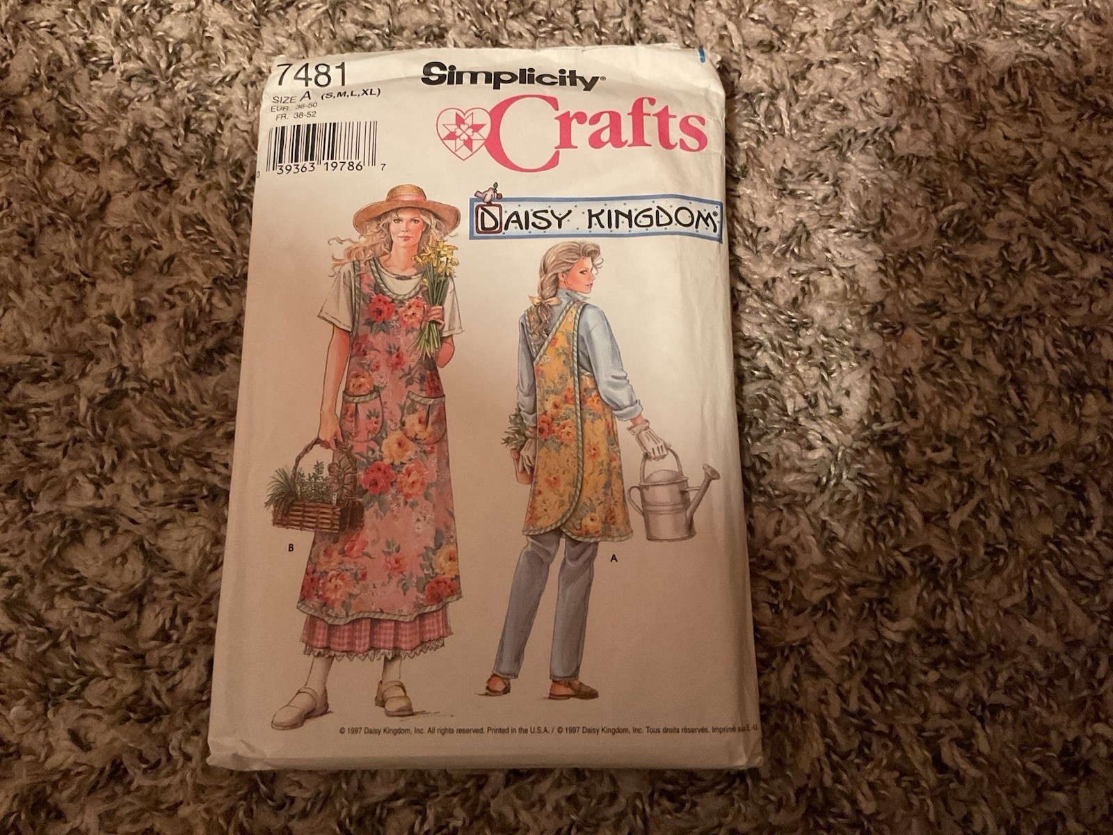 New Vintage Simplicity Crafts 7481 Daisy Kingdom Apron 2 lengths, S-XL