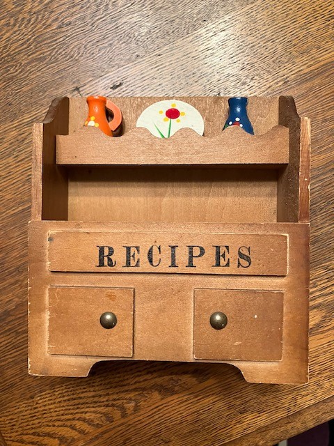 Vtg Country Style  Wooden Recipe Card Holder Box Kitschy