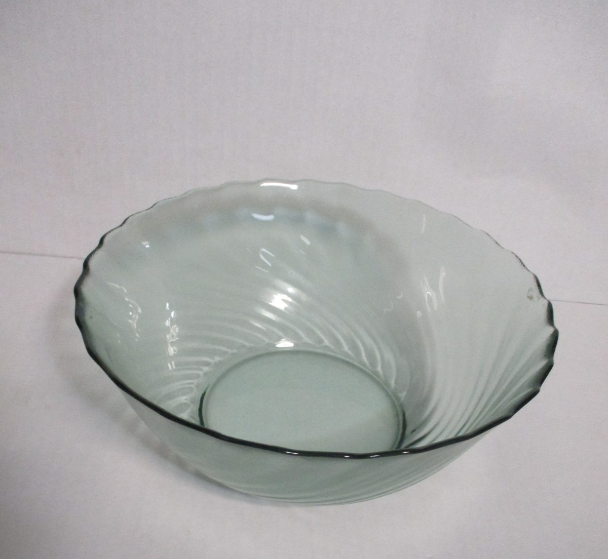 Arcoroc France Serving Bowl Green Swirl Glass 9” - Vintage - Scallop Edge