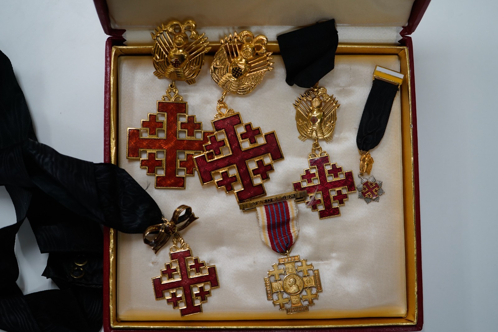 Order of the Holy Sepulchre Jerusalem Cross Medals Set Knight Crest Vintage Case
