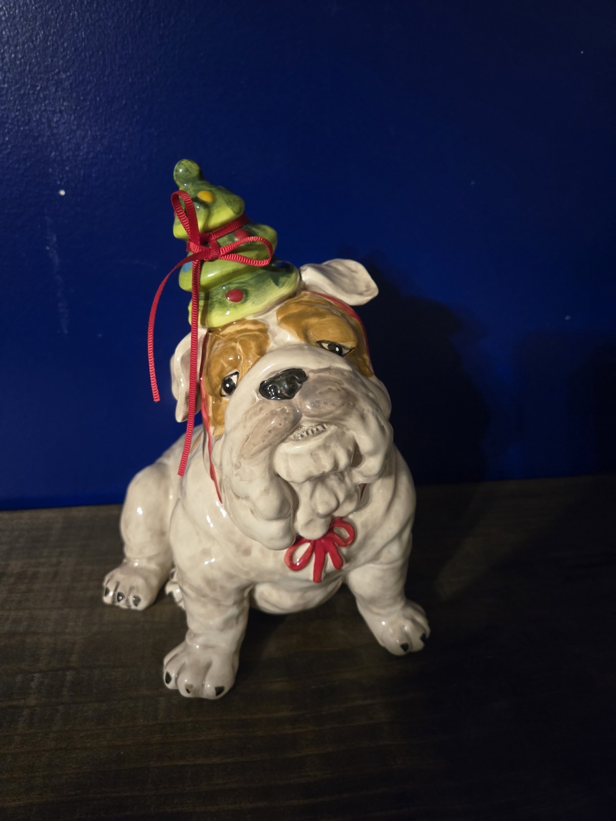 BLUE SKY CLAYWORKS CHRISTMAS ENGLISH BULLDOG W/ XMAS TREE HAT FIGURINE (NWT) BLUE SKY CLAYWORKS CHRISTMAS ENGLISH BULLDOG W/ XMAS TREE HAT FIGURINE (NWT)
