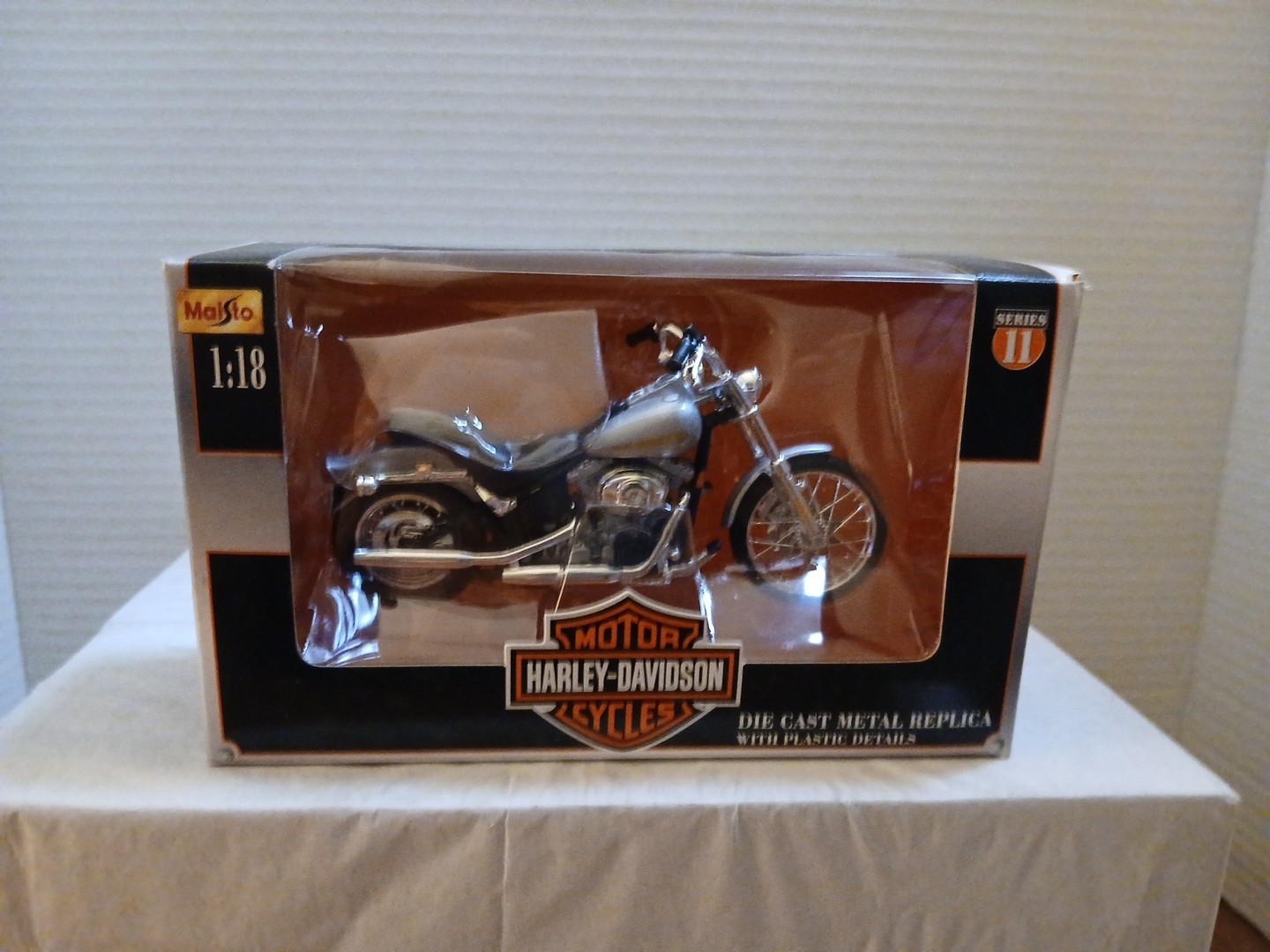2001 MAISTO 1:18 Scale HARLEY-DAVIDSON Series #11 2001 FXST SOFTAIL STANDARD