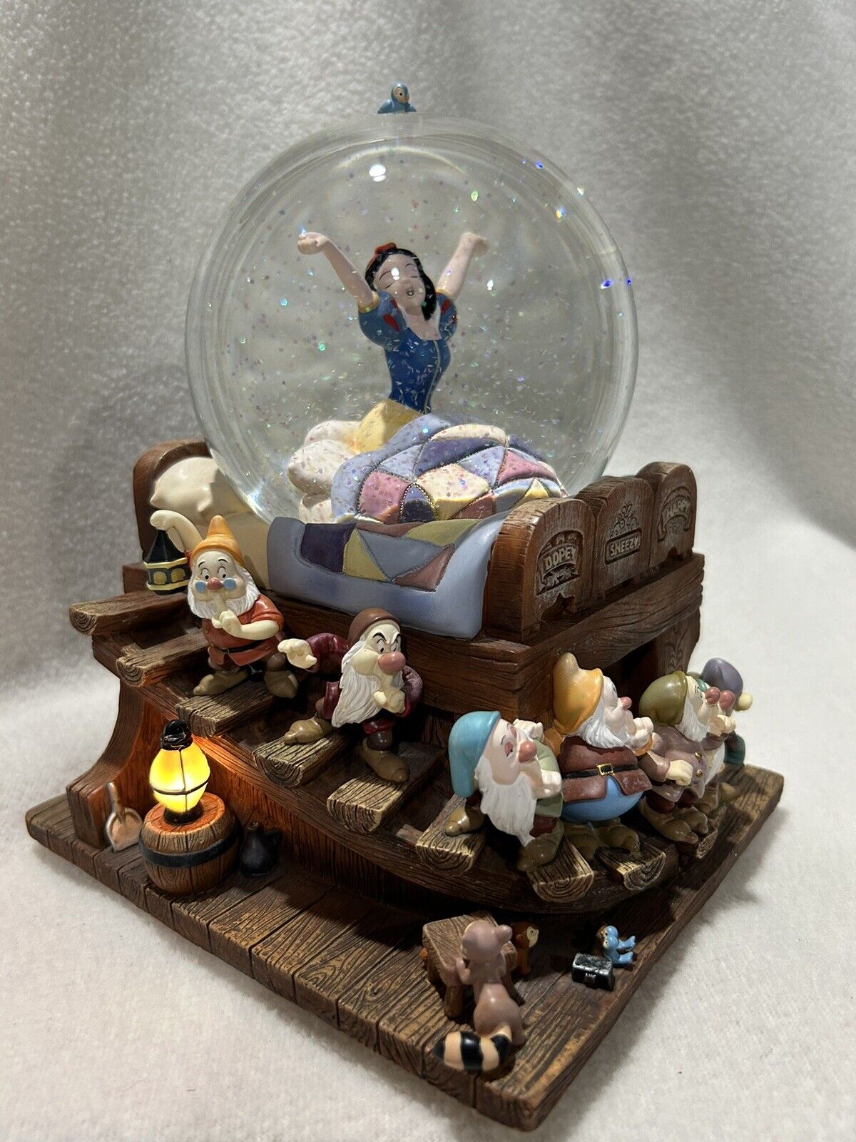 Disney Snow White And The Seven Dwarfs Snow globe Sleeping in Bed RARE
