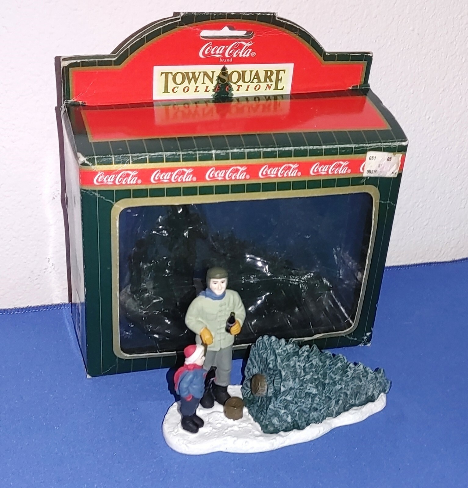 Coca-Cola Town Square Collection Cutting the Christmas Tree, Coke, CG2409