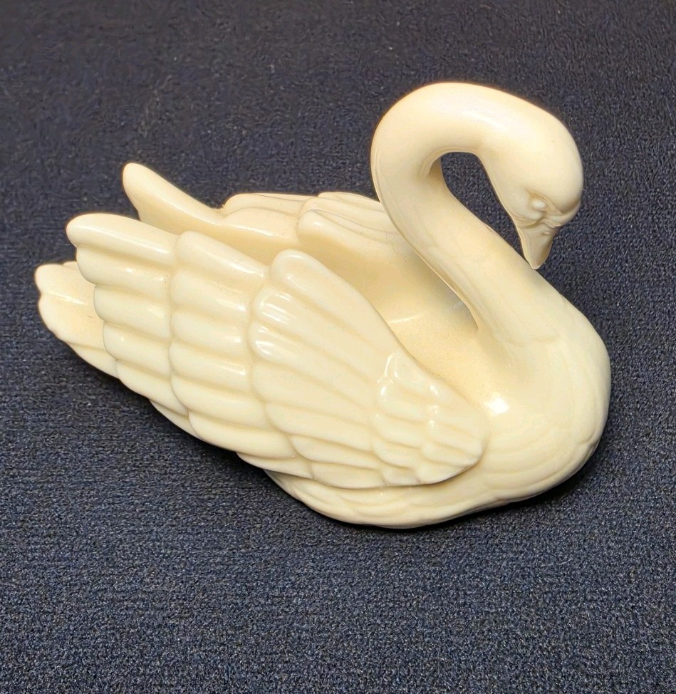 Lenox mini Porcelain Swan Ivory Place Card Holder/Cake Topper