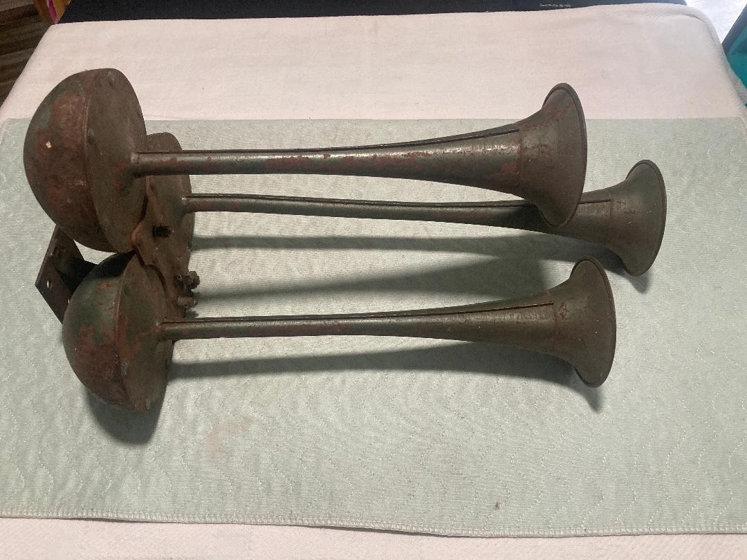 E.A. LABORATORIES Vintage TRI Three HORN TRIPLE Car AUTO TRAIN TRUCK Antique