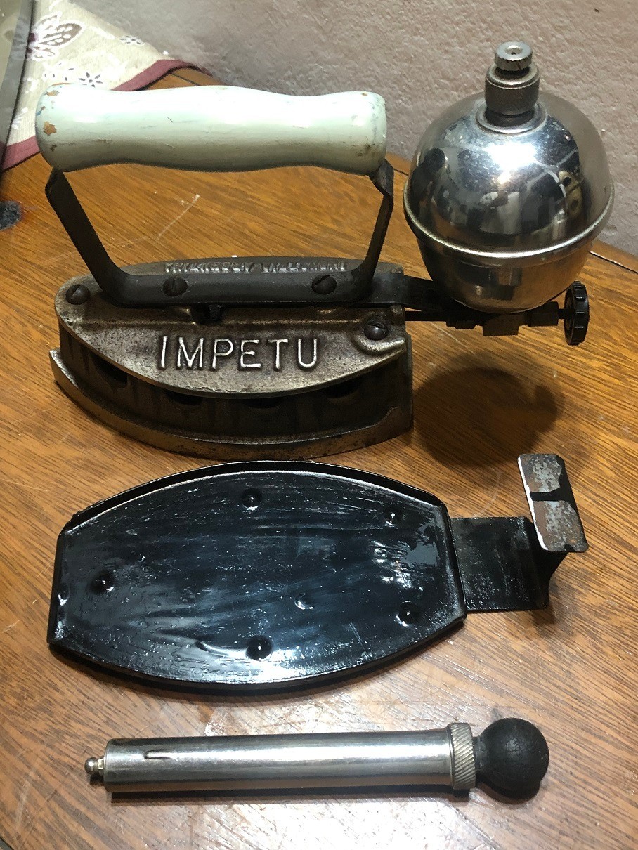 ARGENTINA year 1935 antique Clothes Iron + Base + pump 