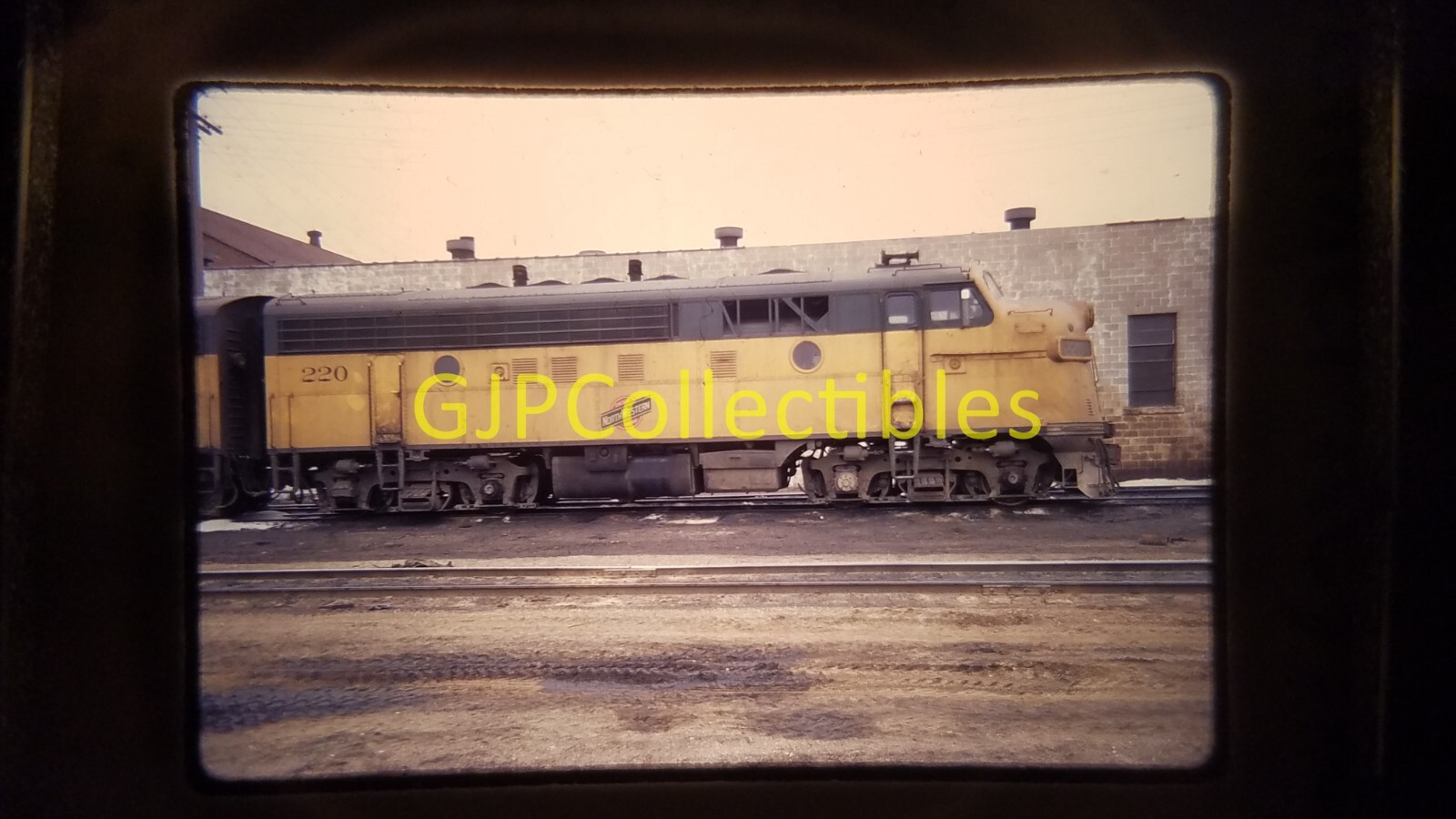 22210 35MM Train Slide ENGINES CARS STATIONS CNW 220 EX 4091-A 3/73
