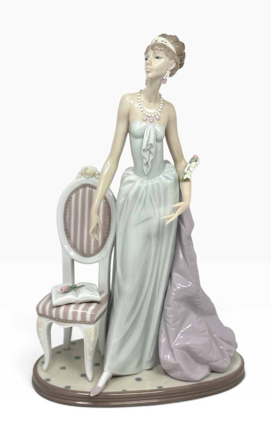 Lladro A Lady of Taste #1495 Retired Porcelain Figurine 15” Tall Pastel Read