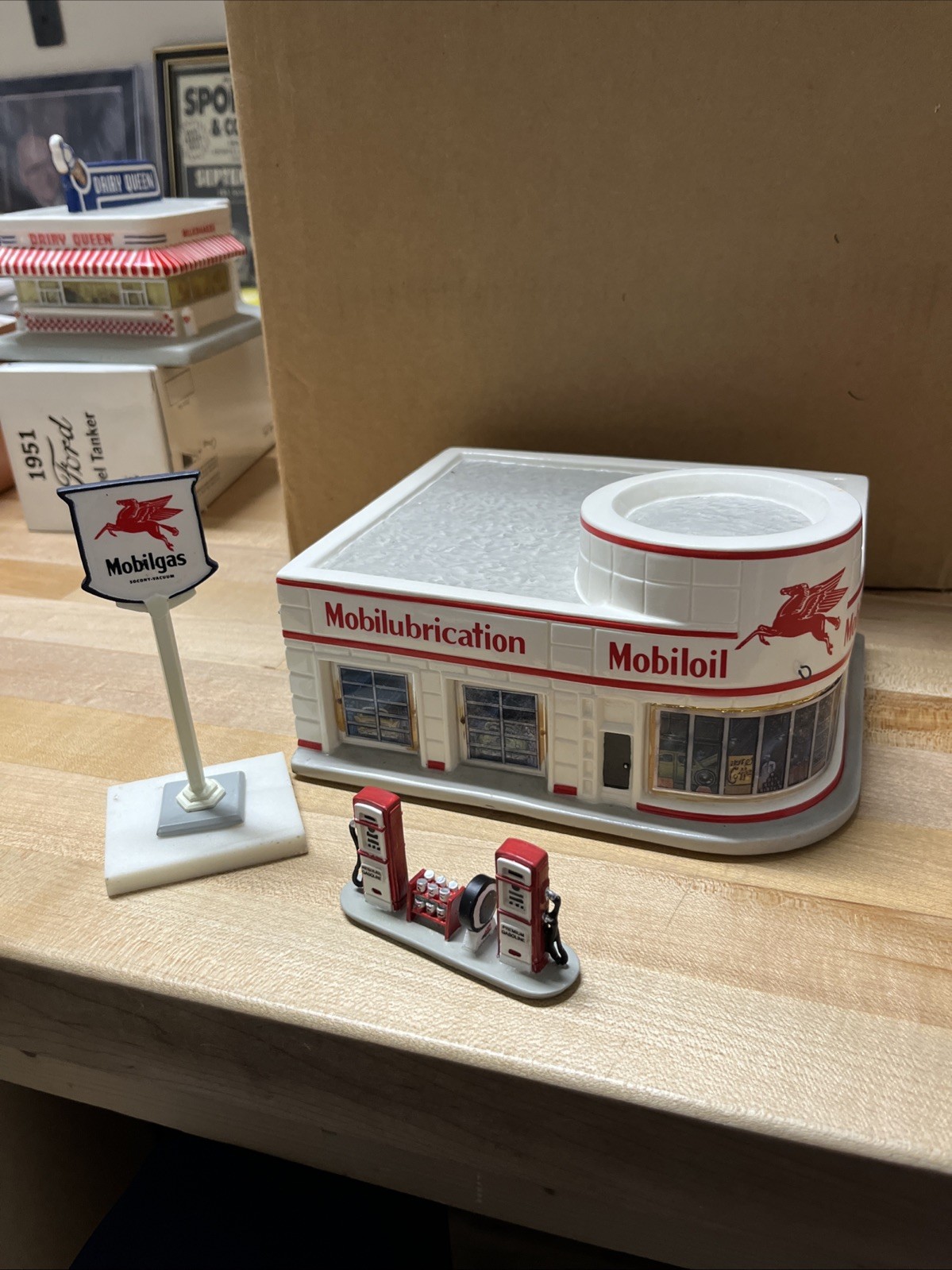 Mobil 1997 Original Lighted Mobilgas Station Gas & Oil Hawthorne village. NIB