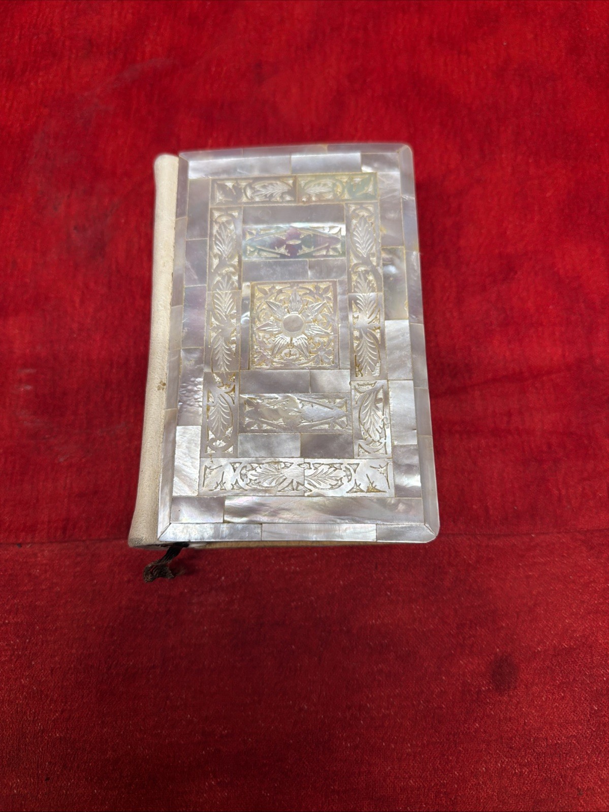 VINTAGE MOTHER-of-PEARL INLAID POCKET HOLY BIBLE printed in Great Britain  (b3)