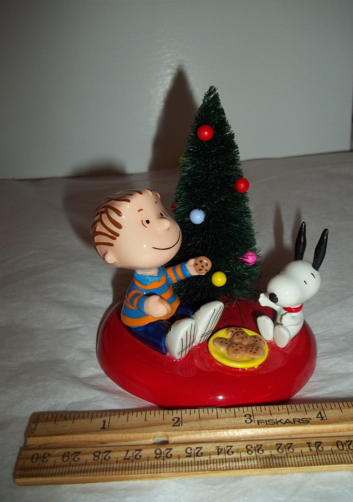 Department 56 Peanuts Share Christmas joy figurine Linus and Snoopy & tree