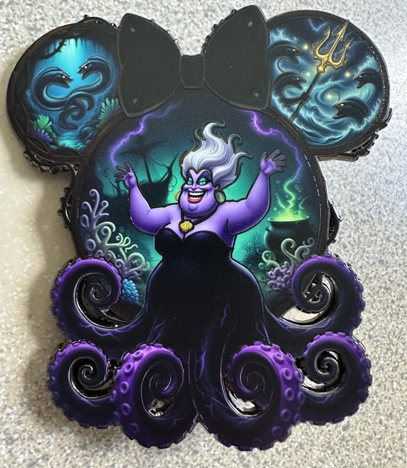 PIN URSULA 3\