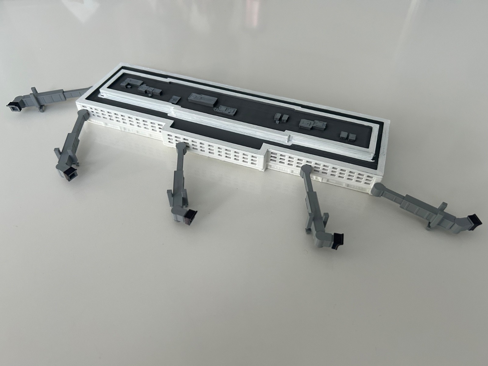1:400 Scale Regional Model Airport Terminal With Jetbridges (5)