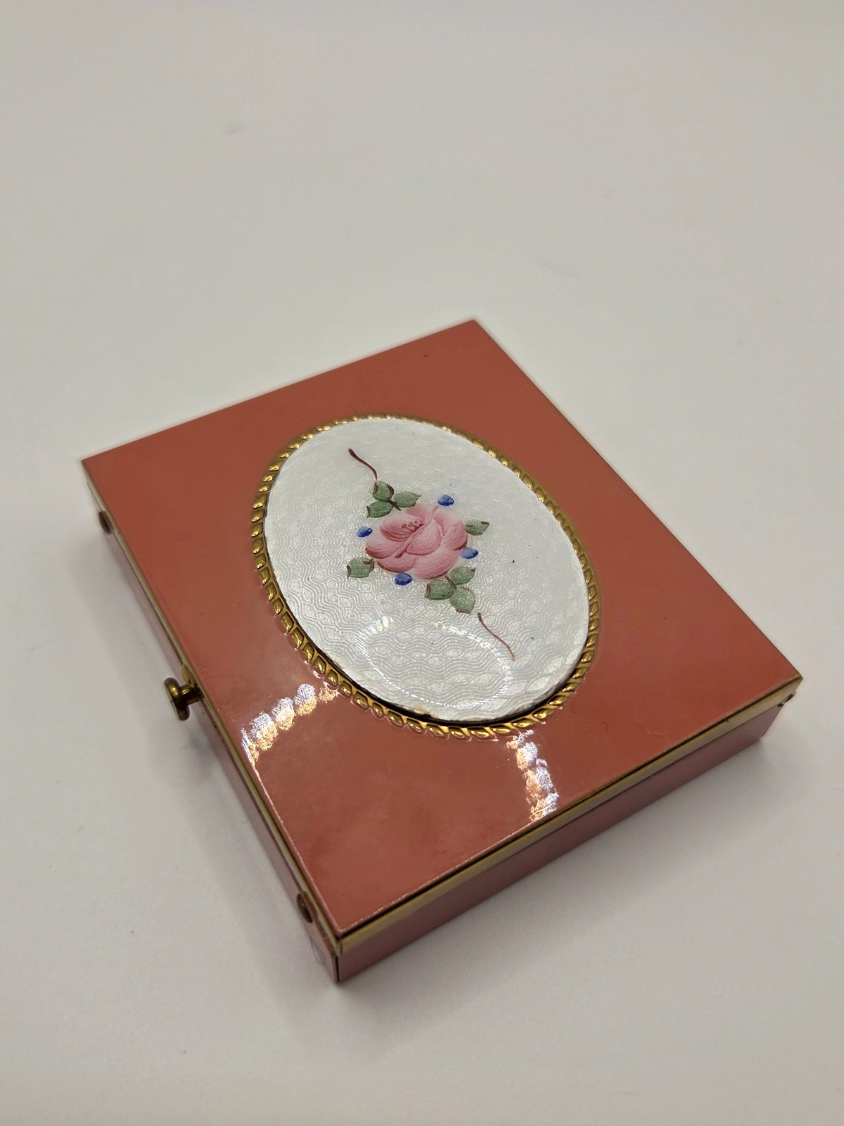 Rex Fifth Avenue Vintage Pink Compact – Rose Floral Panel & Original Puff Rex Fifth Avenue Vintage Pink Compact – Rose Floral Panel & Original Puff