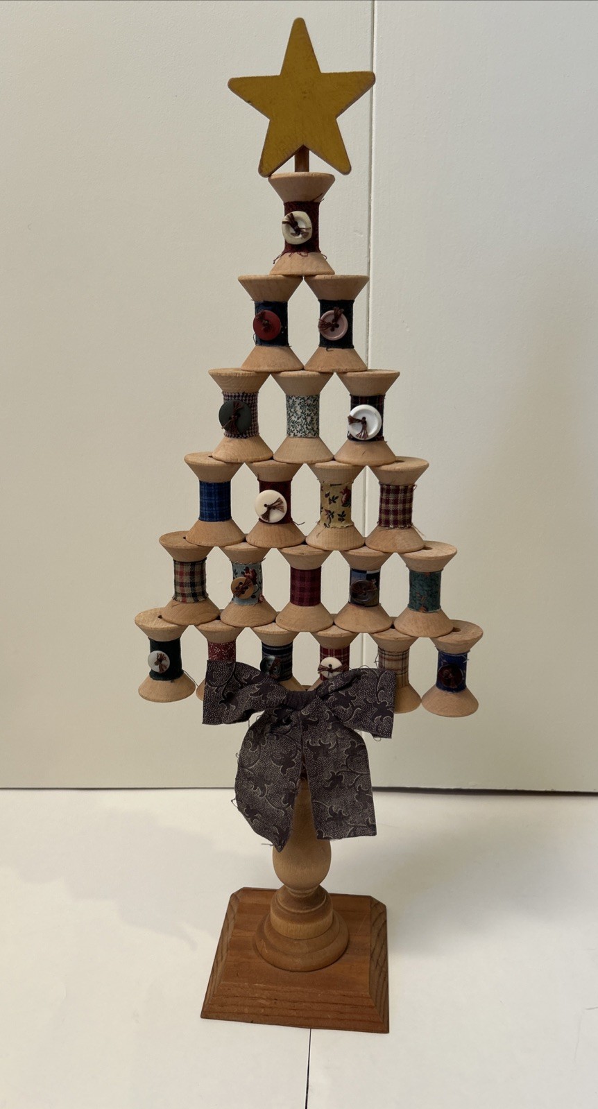 VTG/ANTIQ Handmade  Christmas Tree Of Spools With Stand & Star On Top 23”X9” EUC