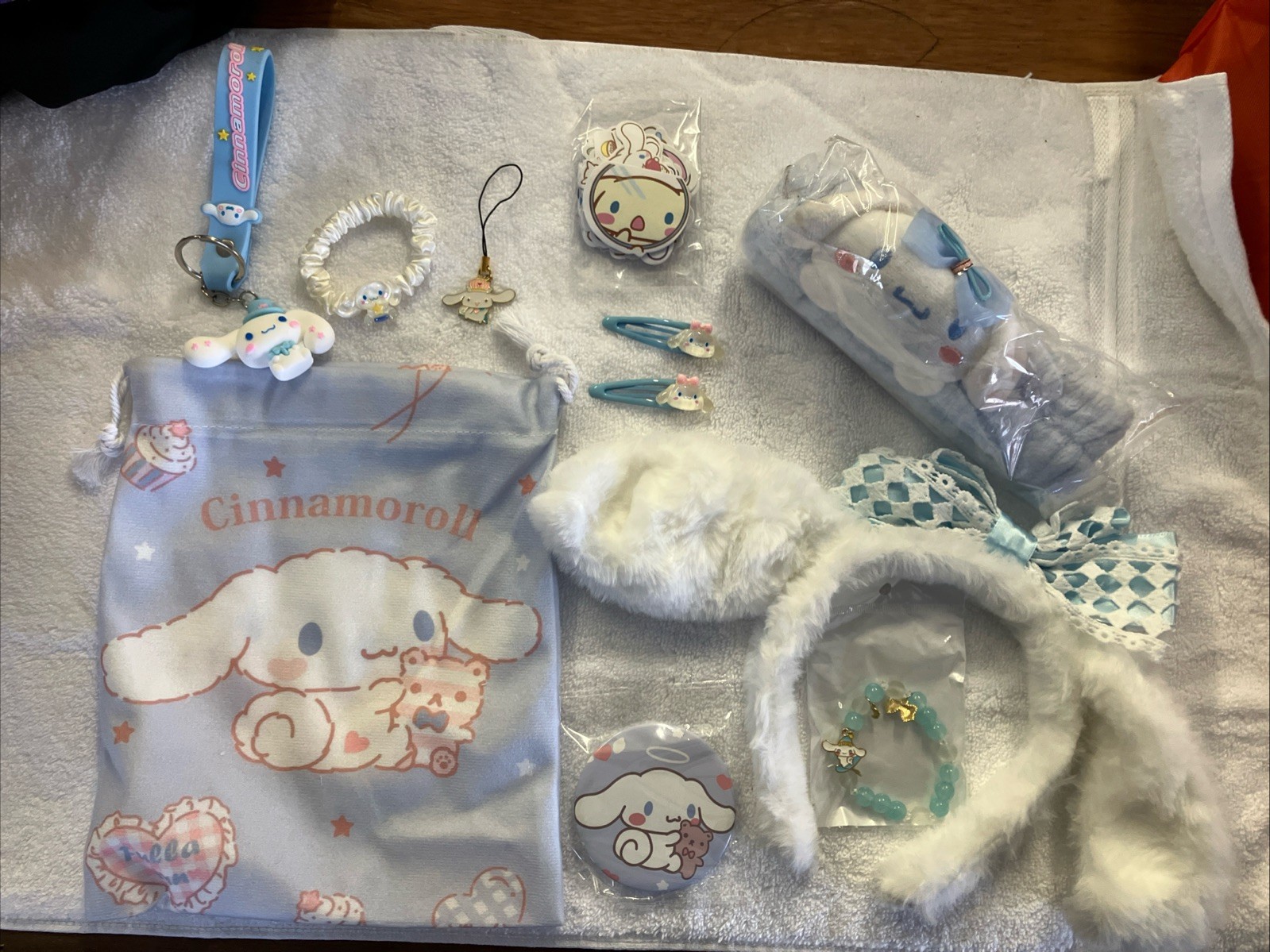 cinnamon roll sanrio Lot Headband Barrettes, Mirror, Keychain 