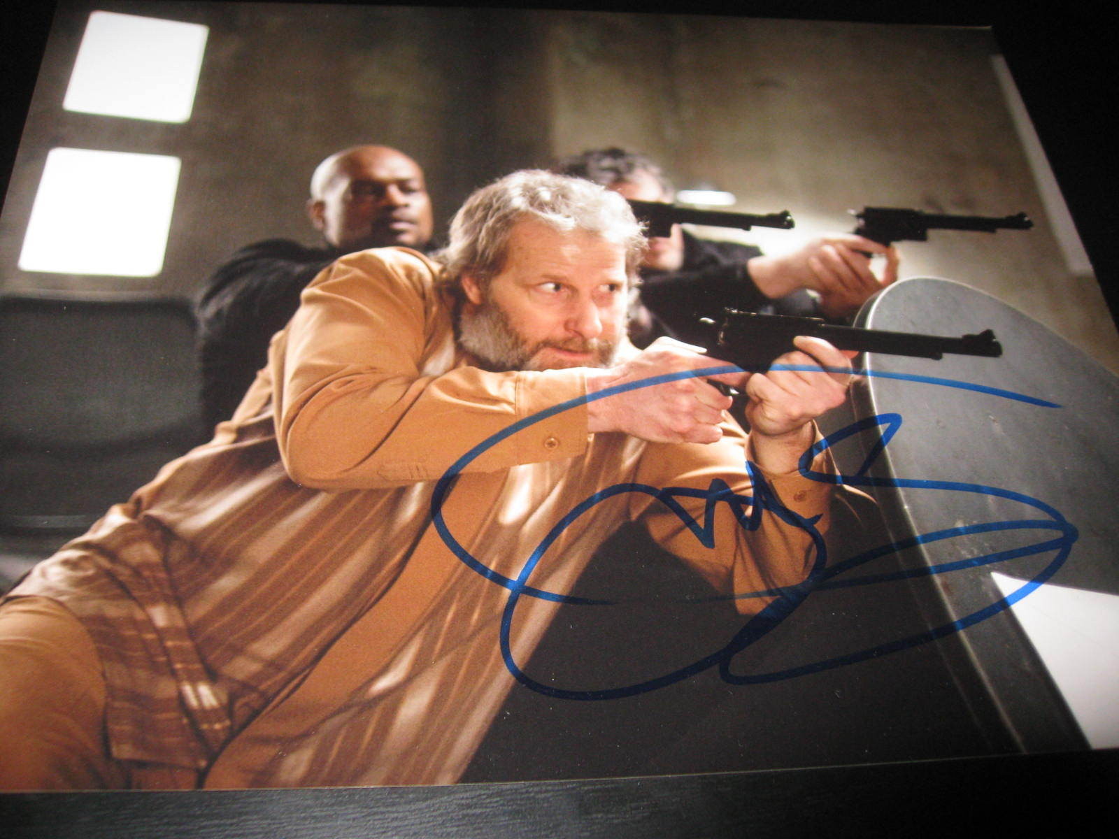 JEFF DANIELS SIGNED AUTOGRAPH 8x10 PHOTO LOOPER ACTION PROMO IN PERSON COA NY D