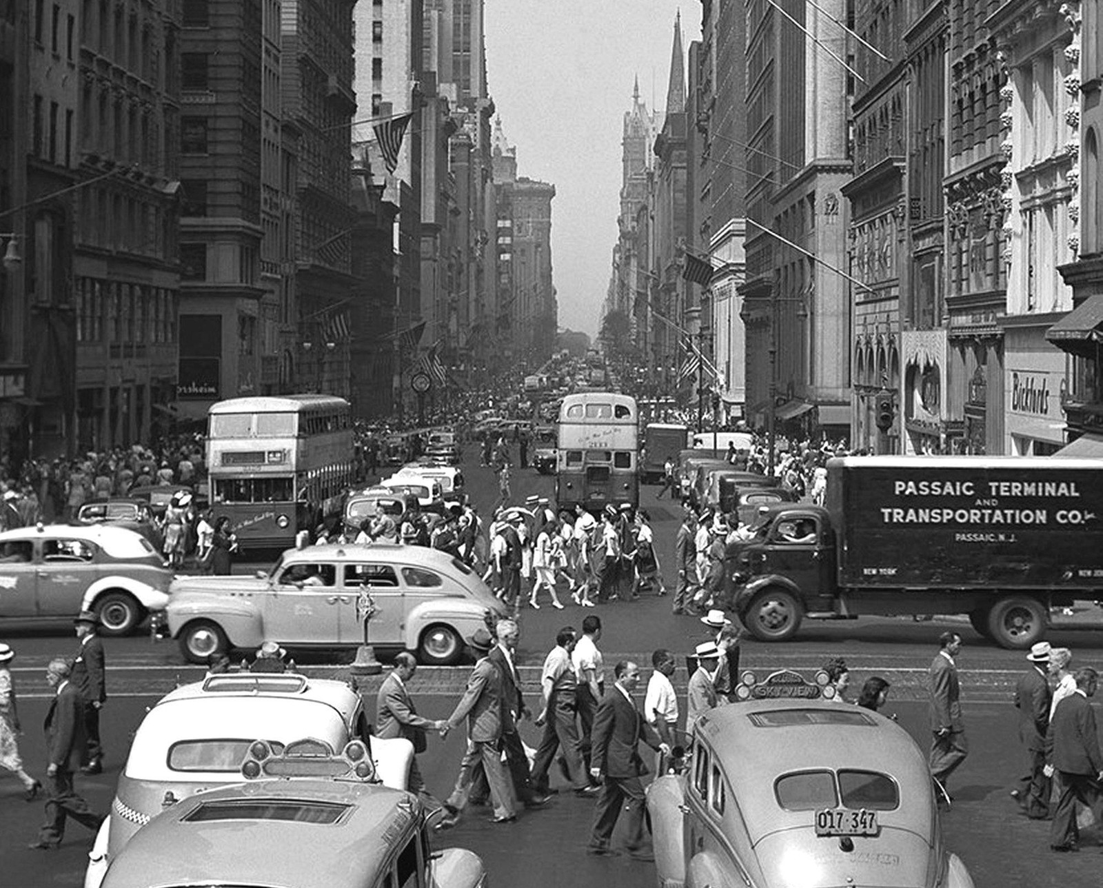 1946 New York City FIFTH AVENUE Busy Street Scene Photo  (228-Z)