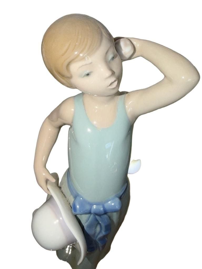 Lladro #5010 Prissy Coiffure Girl with Hat Porcelain Figurine Lladro #5010 Prissy Coiffure Girl with Hat Porcelain Figurine