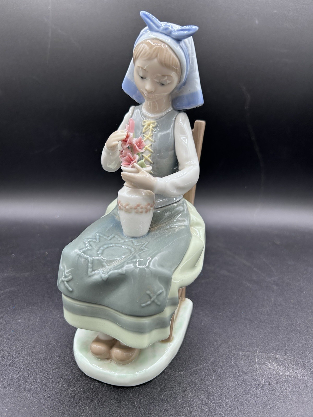 Vintage Llardo Figurine 1983 Girl Sitting With Flowers 