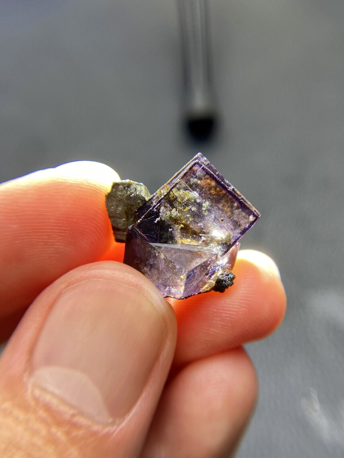 Exquisite 6.7g purple transparent cubic fluorite encased bismuth，China