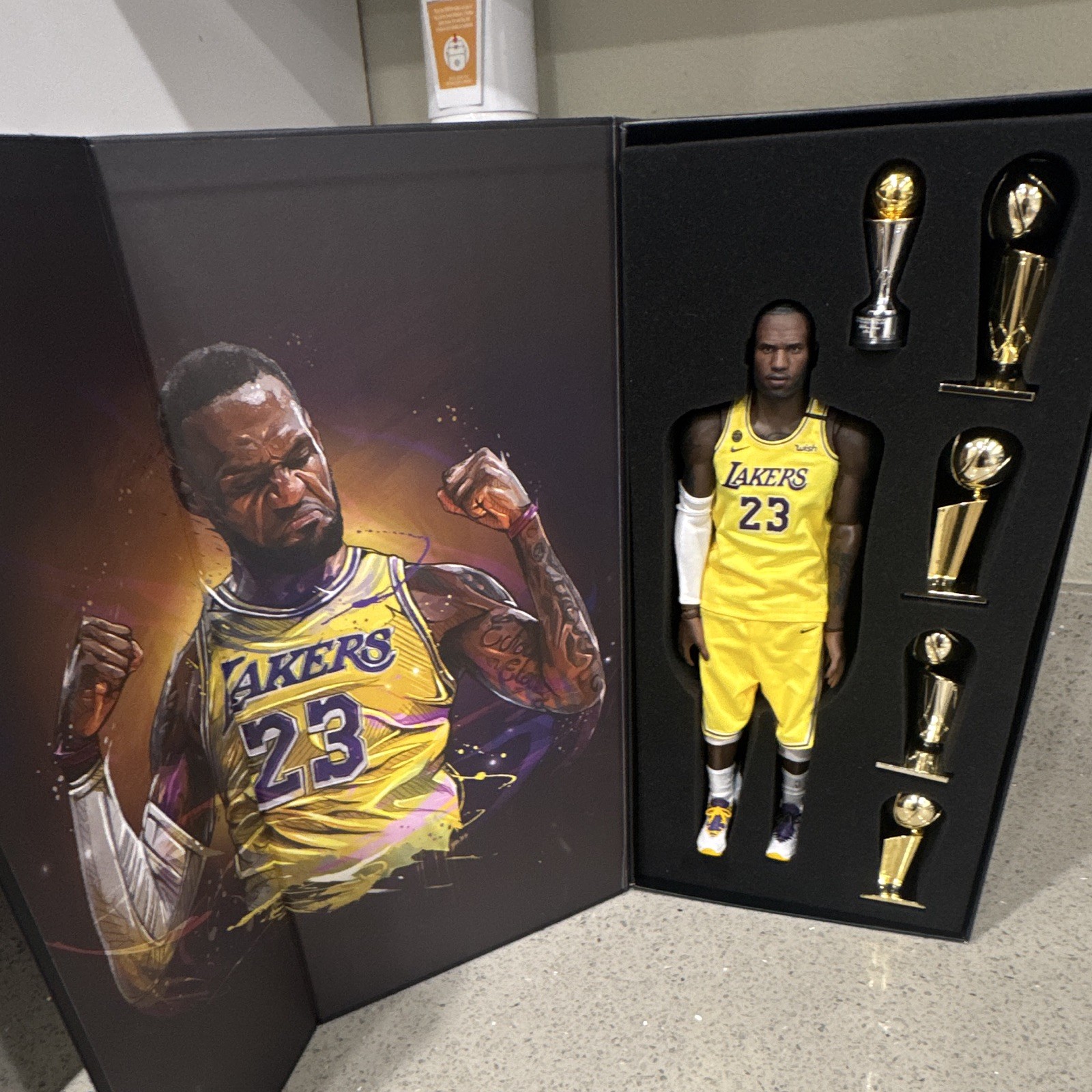 Enterbay LeBron James Los Angeles Lakers #23 NBA Figure Set w/ Accessories
