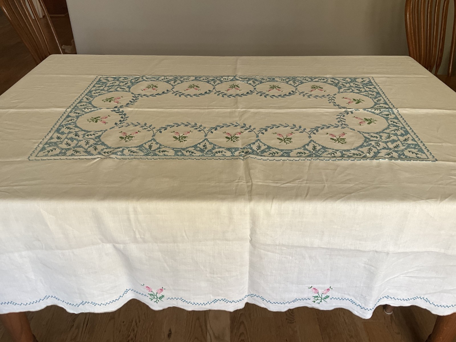 Vintage Hand Embroidered Linen Table Cloth 84\
