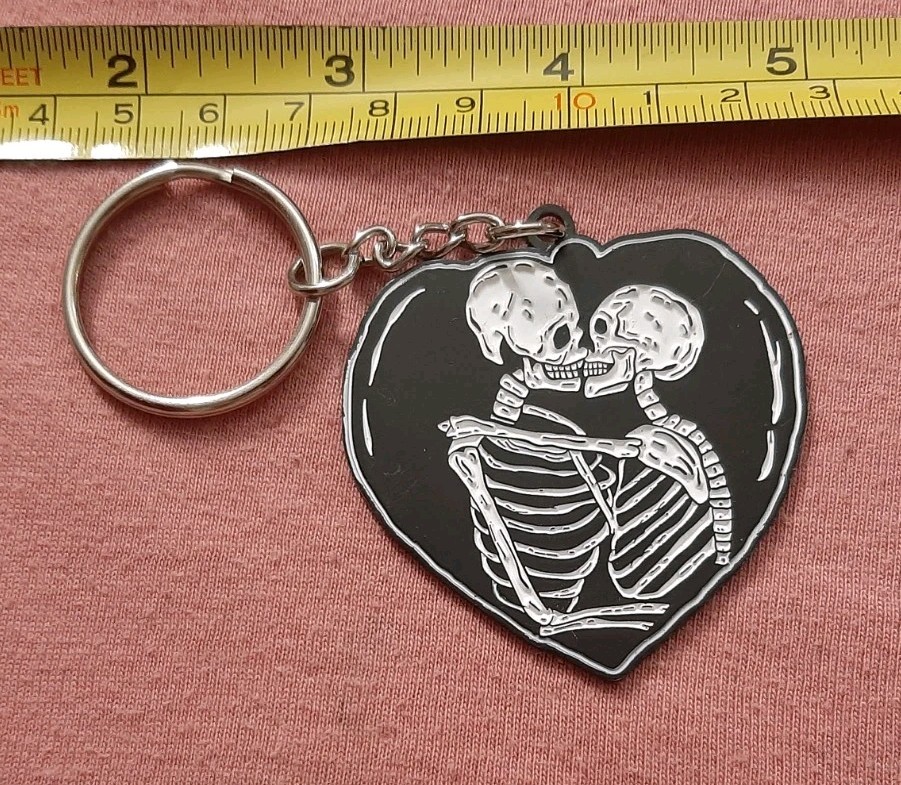 Cute Goth Spooky Skeletons Kissing Kiss Black Heart Keychain Halloween