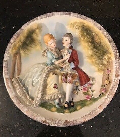 VINTAGE RAISED RELIEF 18TH CENTURY LORD & LADY DESIGN DECORATIVE PLATE 