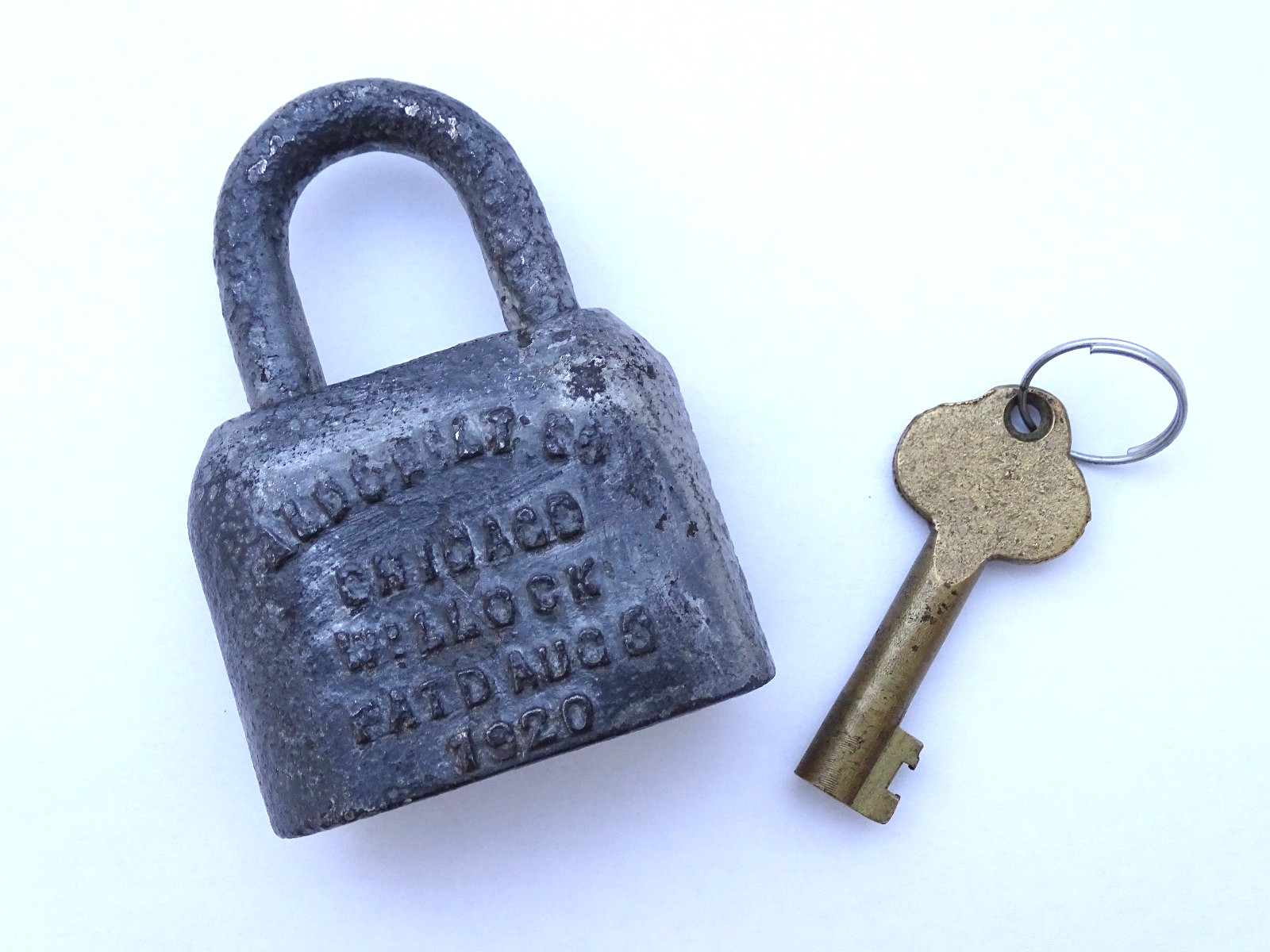 ANTIQUE ALDOBILT CO CHICAGO WILLOCK PAT\'D AUG. 3, 1920 PADLOCK / WORKING KEY