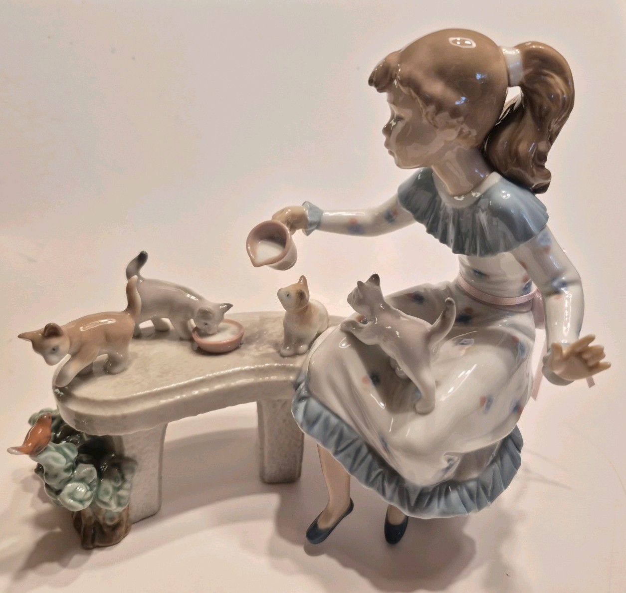 1993 Lladro 6109 Meal Time - Young Girl Feeding Kitty Cats Cream On Bench No Box