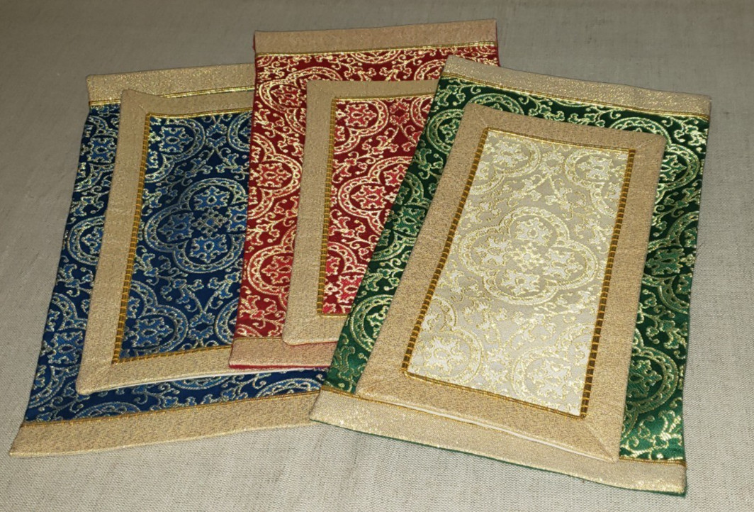 BEAUTIFUL VINTAGE PARAMENTS ALTAR TABLE ADORNMENTS 6 PIECES GREEN RED BLUE BEAUTIFUL VINTAGE PARAMENTS ALTAR TABLE ADORNMENTS 6 PIECES GREEN RED BLUE