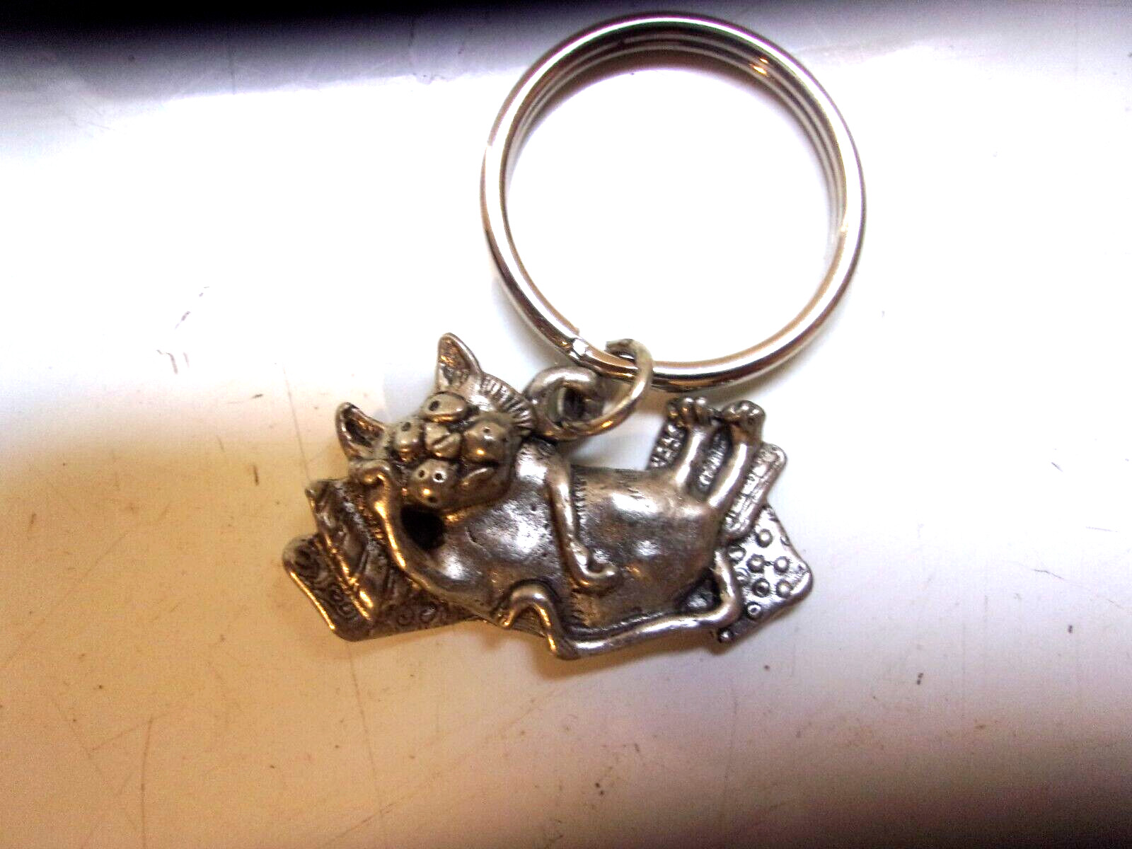 1996  Pewter KITTY CAT  WITH  ON HER BACK KEY CHAIN NEW OLD STOCK 2\