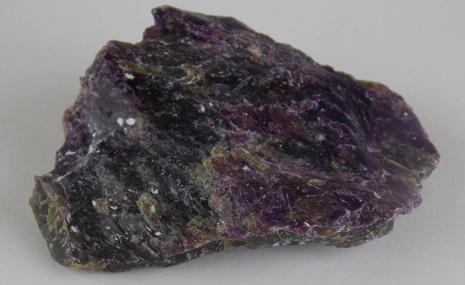 RARE CHROMIUM IOWAITE - 4.7 cm - KAZNAKHTINSKII MASSIF, RUSSIA 30414