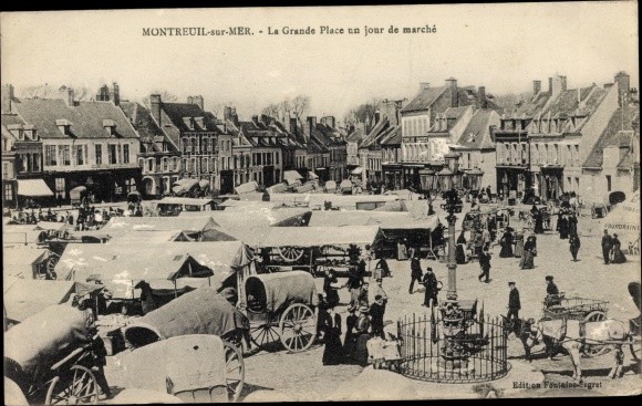 Postcard Montreuil sur Mer Pas de Calais, La Grande Place un jour de Marche - 3317648