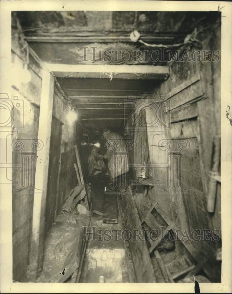 1925 Press Photo Tunnel workmen at Eight Avenue & Jackson Street   - lrx09358