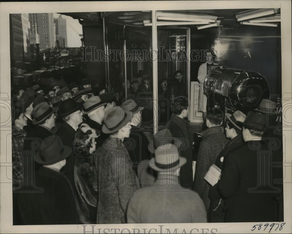1941 Press Photo Transparent iron lung on display at Pershing Square, New York