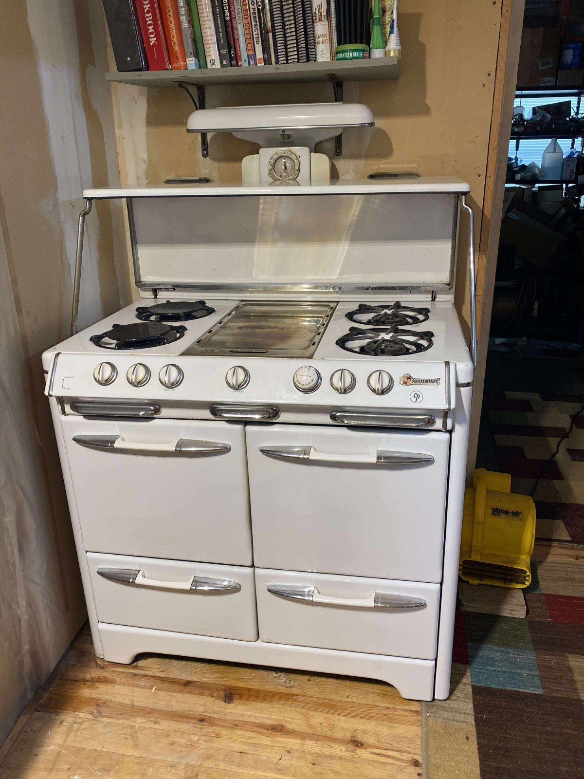 Vintage O'Keefe & Merritt Stove with 4 burners + Griddle +Grillevator +Oven