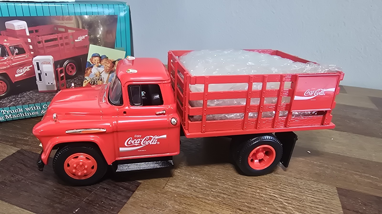 Ertl Coke Brand Coca-Cola Delivery Stake Truck w/Vending Machines & Dolly Cart  