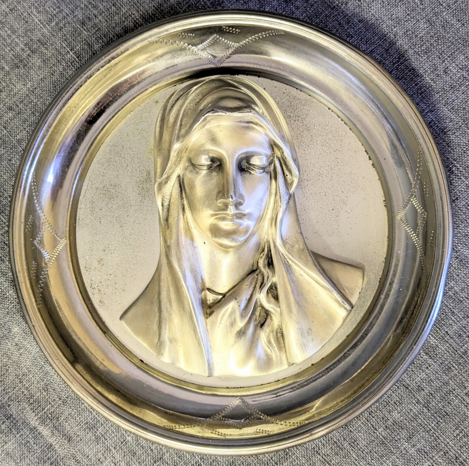 Vintage Silver Relief Virgin Mary Madonna Round Wall Plaque Michelangelos Pieta Vintage Silver Relief Virgin Mary Madonna Round Wall Plaque Michelangelos Pieta
