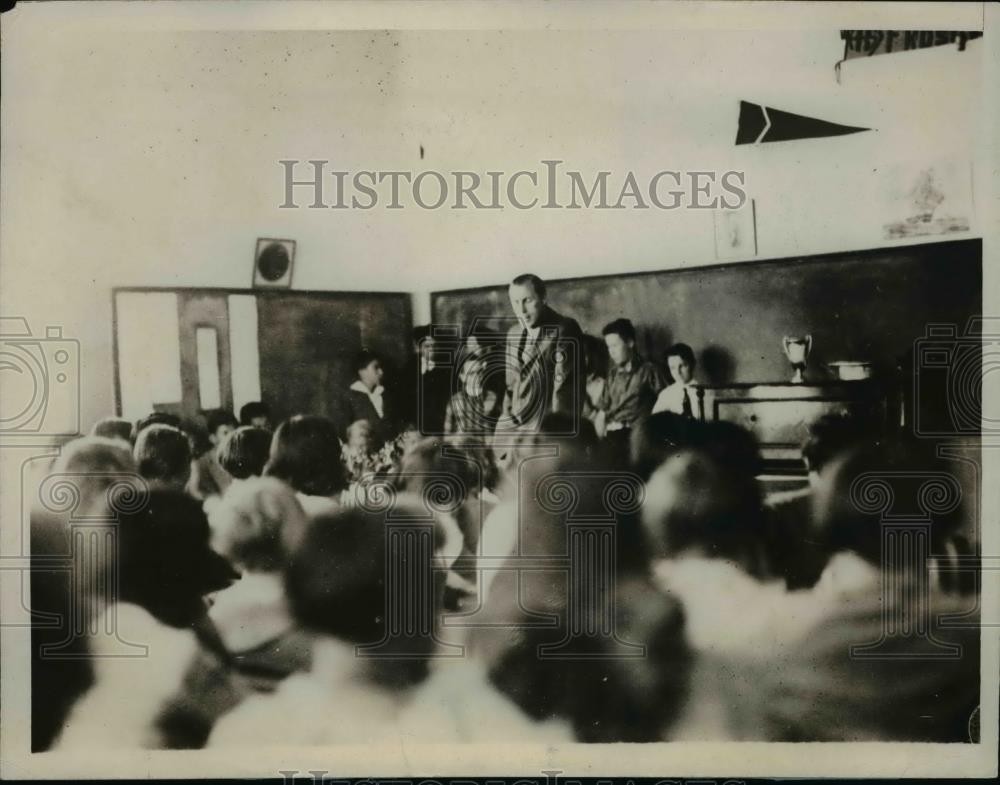1929 Press Photo US tennis star Tilden talks to Mexican kids about the game