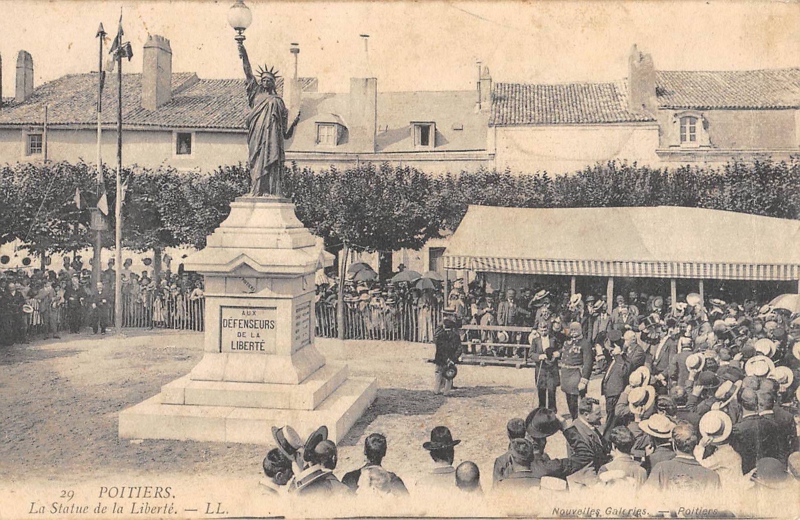 Old postcard 86 Poitiers / the statue of freedom