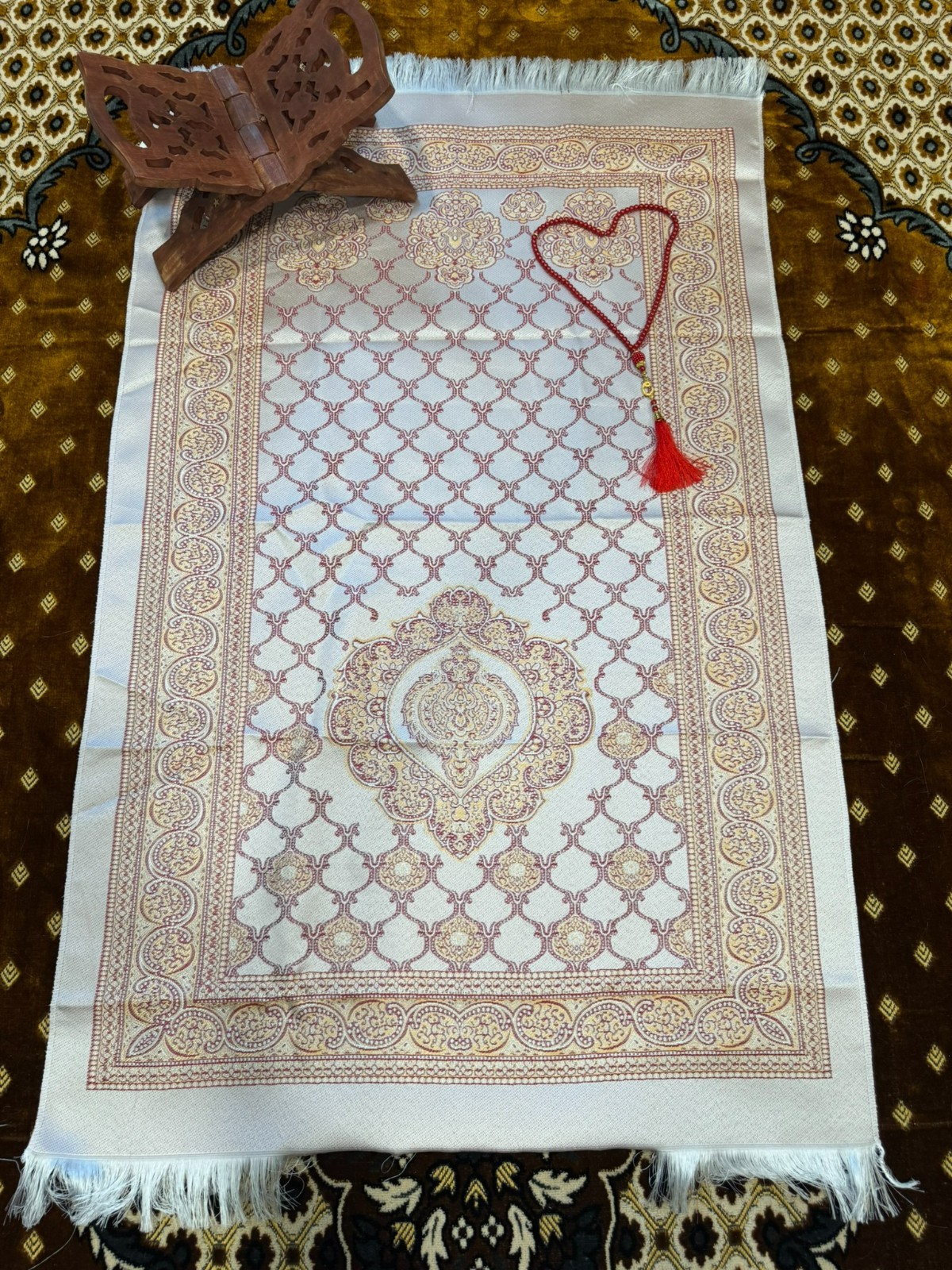 AzeemQuest - Muslim Prayer Rug ( Janamaz ) with Prayer Beads – Red & Cream