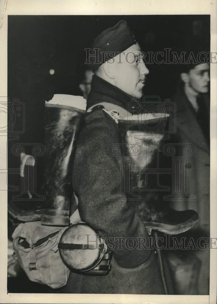 1940 Press Photo British soldier in London is packed and ready to leave