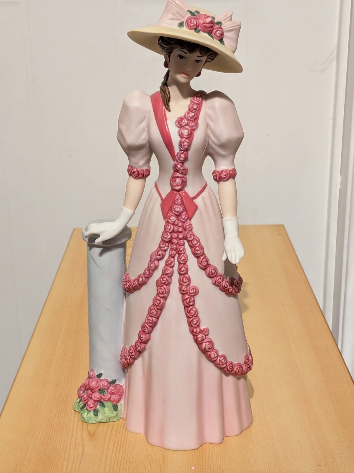 Avon 2015 Mrs Albee Award President\'s Club Porcelain Figurine New Box.