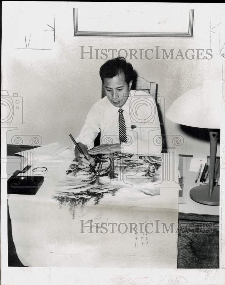 1970 Press Photo A man works on his painting at Boston International Fair