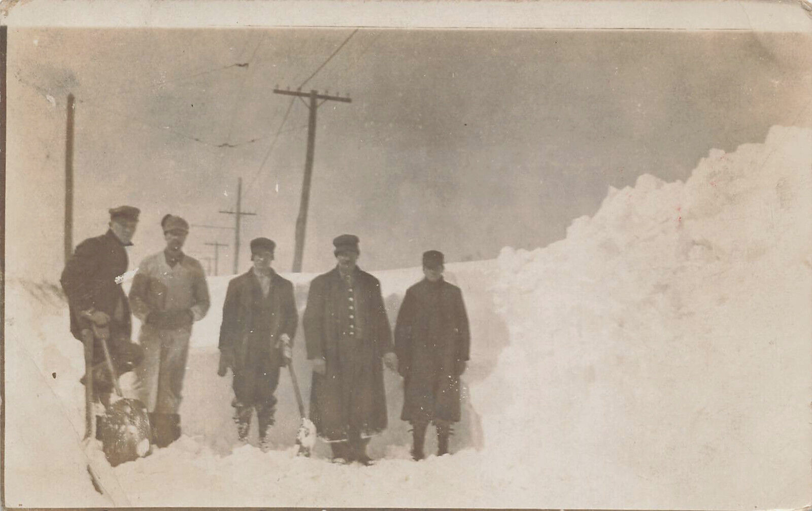 GROUP OF MEN SHOVAL SNOW FOR RAILROAD PORTRAIT REAL PHOTO POSTCARD 1910s RPPC